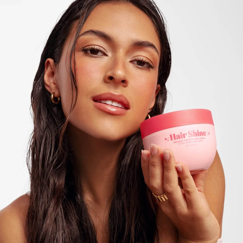 Masque capillaire Pixie Woo pour brillance, contenant 238 ml, visage d’un tube de soin pour cheveux lumineux.