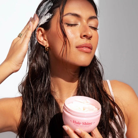 Masque capillaire Pixie Woo pour cheveux brillants, 238 ml, texture crémeuse et soin nourrissant pour cheveux éclatants.