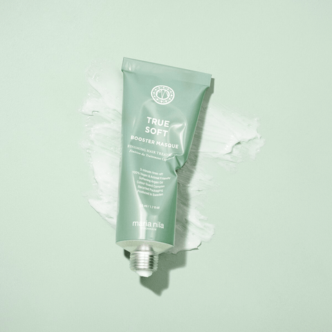 Masque booster assouplissant pour cheveux Maria Nila True Soft, flacon de 50 ml, texture crémeuse et hydratante.