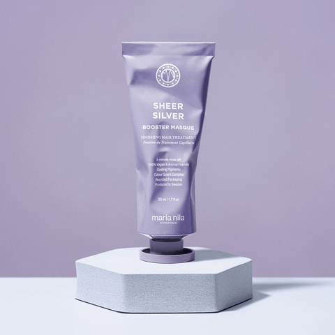 Masque booster Maria Nila Sheer Silver pour cheveux, neutralisant les tons jaunes et argentés, 50 ml dans un pot blanc.