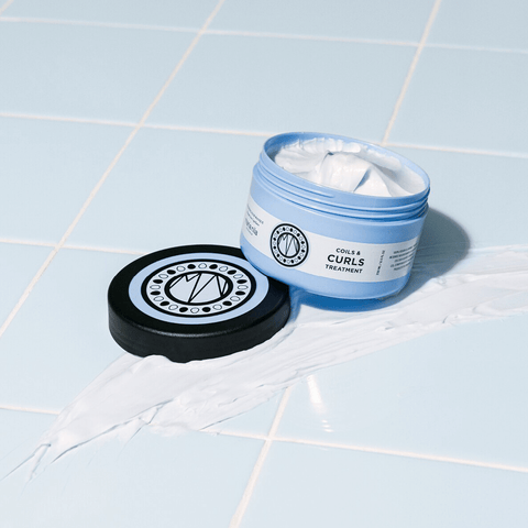 Masque de soin pour cheveux bouclés Maria Nila Coils & Curls Treatment 250 ml, texture riche et hydratante visible dans le pot