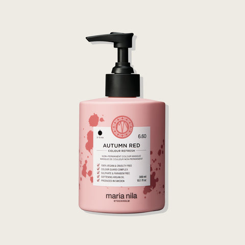 Masque capillaire Maria Nila Colour Refresh Autumn Red 6.60 appliqué sur cheveux blonds, coloration vibrante et brillante.