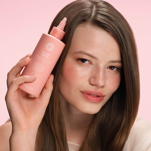 Soin capillaire Maria Nila Traitement brillance Gloss Rinse 200 ml pour cheveux brillants et soyeux, bouteille blanche avec étiquette.