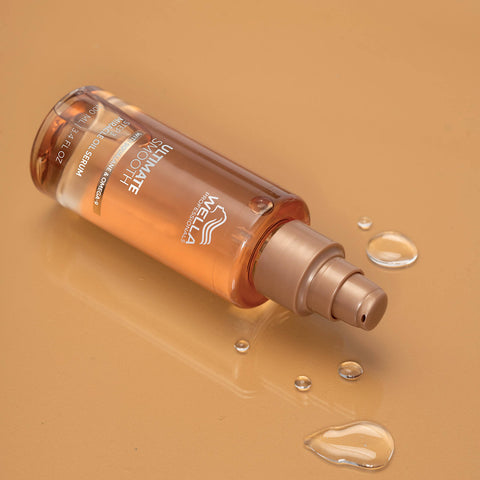 Sérum capillaire Miracle Ultimate Smooth de Wella Professionals dans un flacon de 30 ml, cheveux brillants et lisses.
