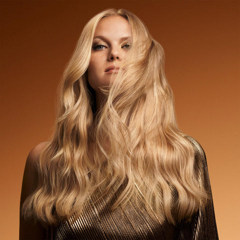 Huile sérum Miracle Ultimate Smooth de Wella Professionals pour cheveux, flacon de 30 ml, texture liquide brillante.