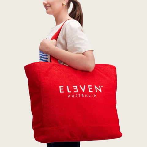 Sac fourre-tout en éponge rouge de la marque Eleven Australia, sac spacieux et tendance pour un style quotidien.
