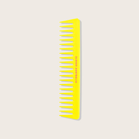 Peigne jaune néon Eleven Australia, en plastique, avec dents fines pour démêler et styliser les cheveux.