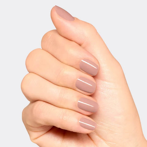 Vernis à ongles OPI France-y Seeing You Here en teinte rose pastel, appliqué sur des ongles soignés.
