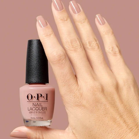 Vernis à ongles OPI France-y Seeing You Here, couleur rose pastel, appliqué sur des ongles longs et bien manucurés.