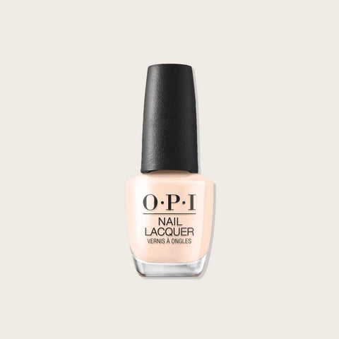 Vernis à ongles OPI Throw Me a Wink, couleur rose pastel, appliqué sur des ongles élégants, dans un style beauté des ongles.