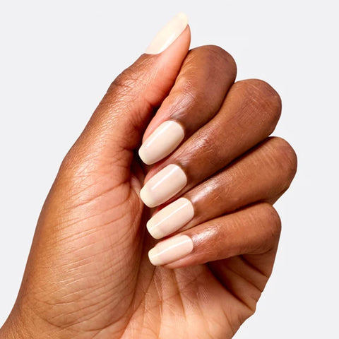 Vernis à ongles OPI Throw Me a Wink, couleur rose clair, pour beauté des ongles, posé sur une main.