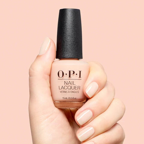 Vernis à ongles OPI Throw Me a Wink, finition brillante, couleur rose nude, applicateur visible, pour beauté des ongles.