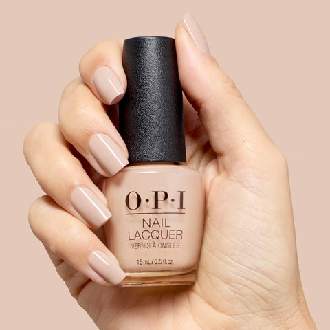 Vernis à ongles OPI Berlin There, Doin’ That, couleur neutre, fini brillant, présenté sur une main avec des ongles soignés.