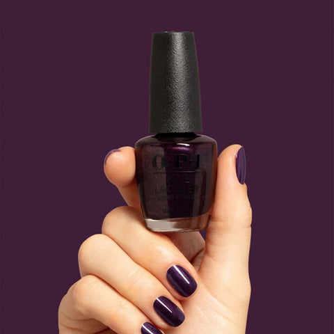 Vernis à ongles OPI Lincoln Park at Midnight, couleur bleu foncé brillant, application lisse et élégante.