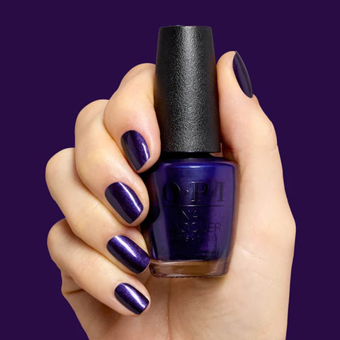Vernis à ongles OPI Don’t Over Ink It, couleur violette, dans un flacon avec bouchon noir, prêt à être appliqué.