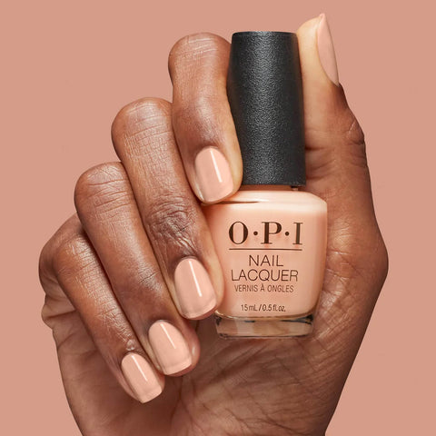 Vernis à ongles OPI Pear Clutching Behavior NLS049 dans un flacon brillant, couleur pêche pastel, pour beauté des ongles.