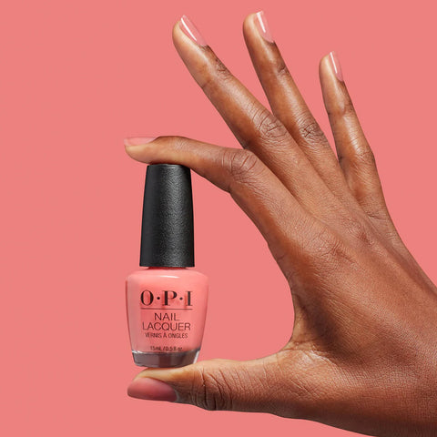 Vernis à ongles OPI Cotton Candied Clawz, teinte rose pâle, application lisse et brillante, pour beauté des ongles.