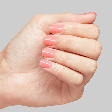 Vernis à ongles OPI Cotton Candied Clawz, couleur rose pastel, appliqué sur des ongles soignés, pour une beauté des ongles élégante.