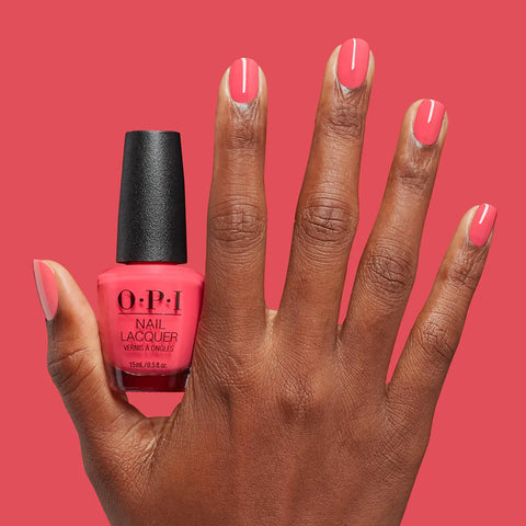 Vernis à ongles OPI Drive Em Magenta NLS052 avec fini brillant, appliqué sur une main avec des ongles soignés.