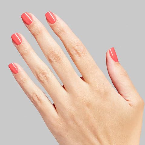 Vernis à ongles OPI Drive Em Magenta NLS052 avec fini brillant, appliqué sur des ongles longs et bien manucurés.