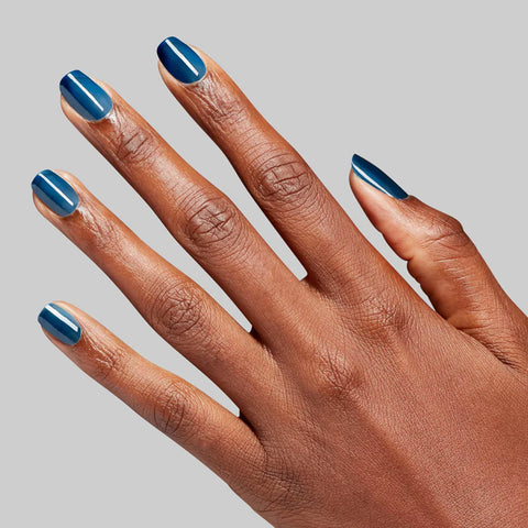 Vernis à ongles OPI IndiGO off NLS059 avec fini brillant et couleur bleu pastel, appliqué sur des ongles soignés.