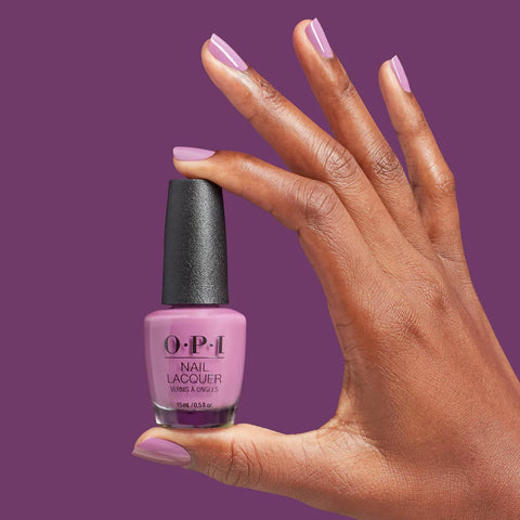 Vernis à ongles OPI Vogue en Violet NLS060 avec fini brillant et application lisse pour une manucure élégante.
