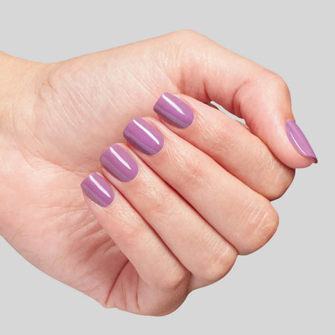 Vernis à ongles OPI Vogue en Violet NLS060, finition brillante, flacon avec étiquette violette et capuchon argenté, vue de face