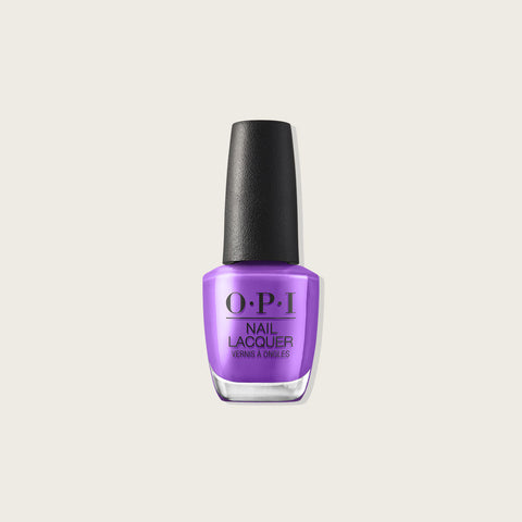 Vernis à ongles OPI Glowin on Vacay, teinte lumineuse orange et rose, appliqué sur des ongles longs et soignés.