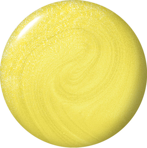 Vernis à ongles OPI Paintin on Sunshine, couleur jaune pastel, appliqué sur des ongles soignés, dans un style élégant.