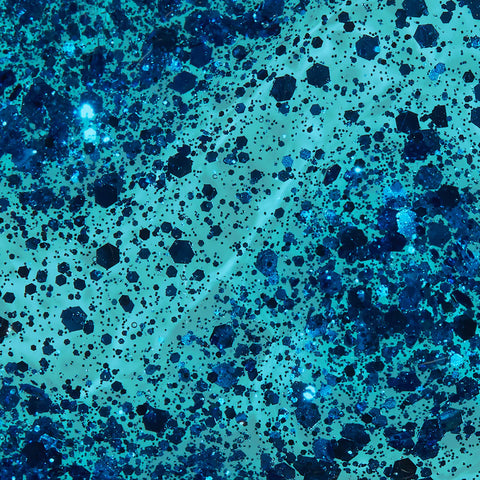 Verre avec vernis à ongles OPI Infinite Dust, teinte The Competitions, finition scintillante pour beauté des ongles.