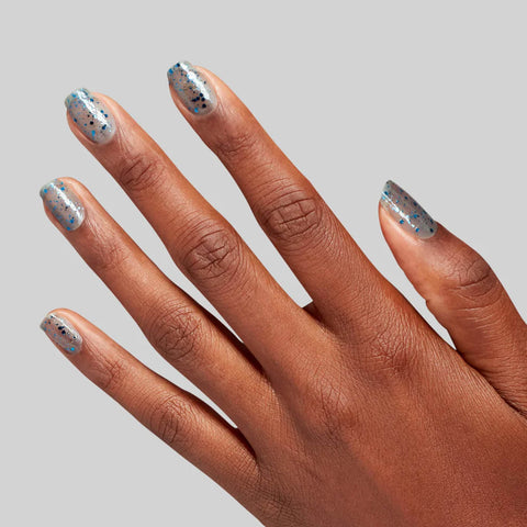 Nail beauty OPI Infinite Dust The Competitions, poudre à effets lumineux pour manucure, visible sur l'image.