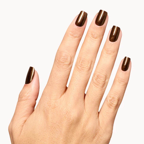 Verre avec vernis à ongles OPI Infinite Shine Espresso Your Style, couleur marron foncé, lisse et brillant.