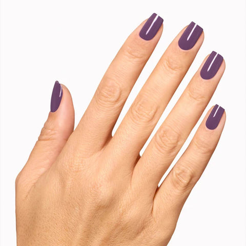 Vernis à ongles OPI Infinite Shine Reign or Shine, teinte beige rosé, finition brillante, dans un flacon élégant.