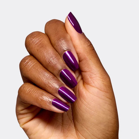 Verre à ongles OPI Infinite Shine Louvre Me Lourve Me Not, finition brillante, couleur violette.