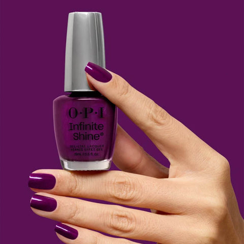 Verre à ongles avec vernis à ongles OPI Infinite Shine Louvre Me Lourve Me Not, fini brillant et couleur nude.