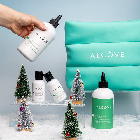 Coffret des fêtes Routine Boucles Alcôve pour cheveux bouclés, comprenant produits pour définir et hydrater les boucles.