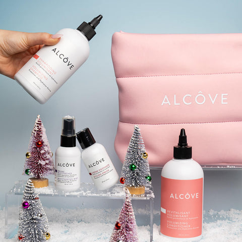 Coffret de fêtes pour cheveux de la marque Alcôve, routine volumisante avec produits capillaires dans une boîte cadeau élégante.