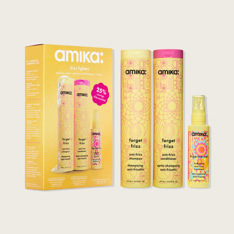 Coiffure avec le trio de printemps Amika pour lutter contre les frisottis, produits capillaires pour cheveux lisses et brillants.