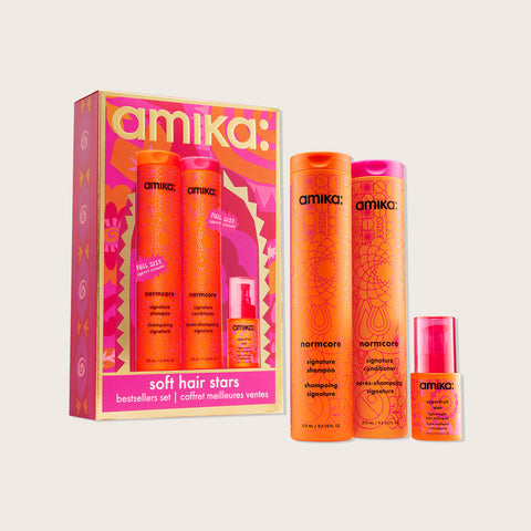 Coffret de fêtes Amika Soft Hair Stars Normcore avec produits capillaires pour cheveux doux et brillants, présenté dans un coffret élégant.