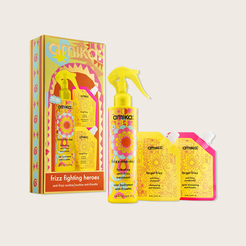 Coffret de produits capillaires Amika Frizz-Fighting Heroes pour lutter contre les frisottis, avec flacons et emballage festif.