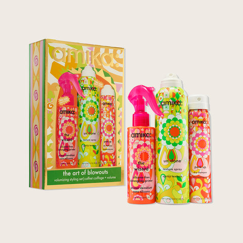 Coffret de fêtes Amika The Art Of Blowout Perk Up avec produits capillaires pour un brushing parfait, présenté dans une boîte élégante.
