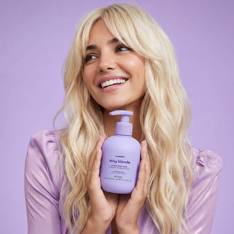 Ensemble des fêtes Stay Blonde Wondher de Professional By Fama, accessoires pour coiffure blonde, présenté dans l'image.