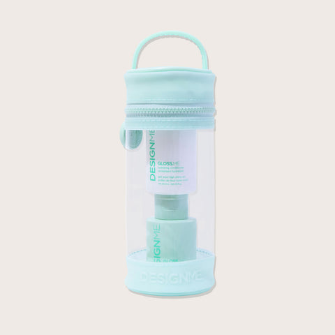 Shampooing et après-shampoing pour cheveux GLOSS.ME de Design.Me, flacons élégants avec étiquettes blanches et dorées.