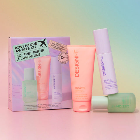 Coffret de produits capillaires Design.Me Partir à l'aventure avec bouteilles et tubes dans un coffret élégant.
