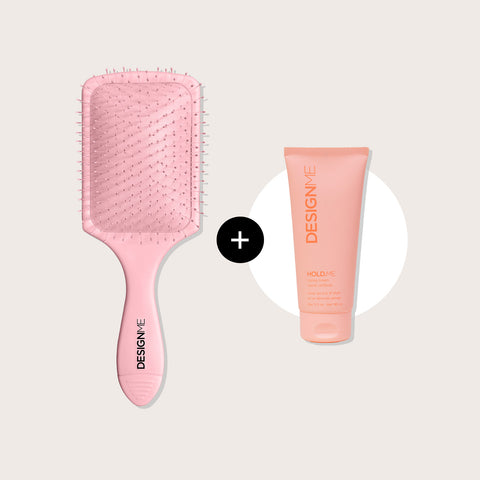 Offre Design.Me avec une brosse au choix et une crème HOLD.ME 90 ml gratuite, visible avec produits capillaires et emballages.