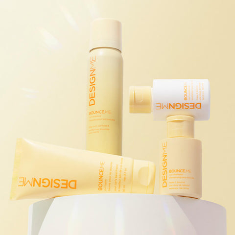 Coffret de fêtes DESIGN.ME Bounce.Me avec produits capillaires pour donner volume et texture aux cheveux naturels, présenté dans un coffret.