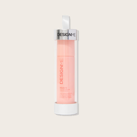 Fixatif pour cheveux DESIGN.ME HOLD.ME, flacon de 69 ml avec spray, idéal pour maintenir la coiffure festive.