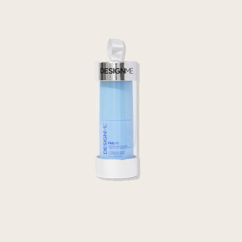 Traitement sans rinçage pour cheveux FAB.ME de Design.Me, flacon de 60 ml avec ornement festif sur l'emballage.