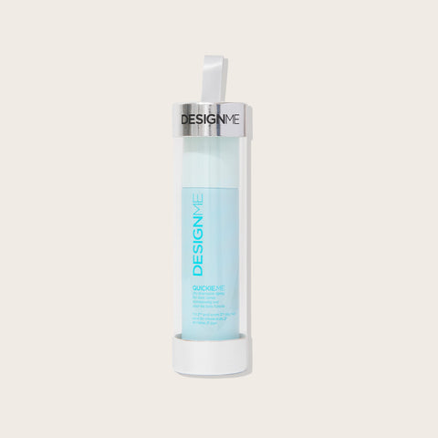 Shampooing sec foncé pour cheveux de la marque Design.Me, flacon de 96 ml, avec design moderne et étiquette colorée.