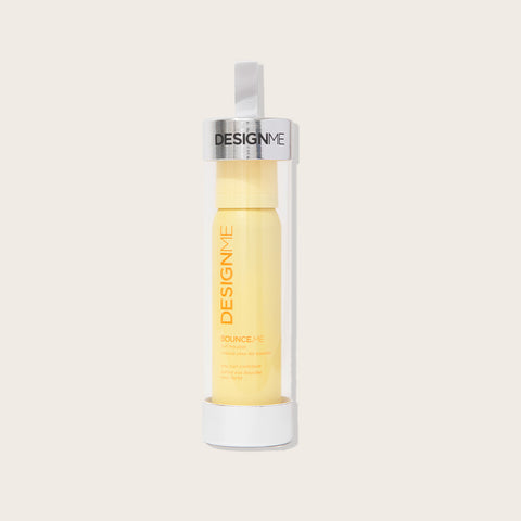 Ornement de fêtes mousse Bounce.Me de Design.Me pour cheveux, contenant 85 ml, avec flacon spray et design coloré.